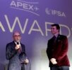 Akbar Al Baker (til v.) takker for prisen. Det nasjonale flyselskapet i Qatar mottok ytterligere tre priser: 2024 APEX World Class Award, APEX Award for Beste Underholdning i Midtøsten, og APEX Award for Global Beste Mat & Drikke (Fotokilde: Qatar Airways)