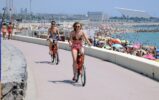 På sykkeltur langs stranden (Foto: Spanias Turistkontor)